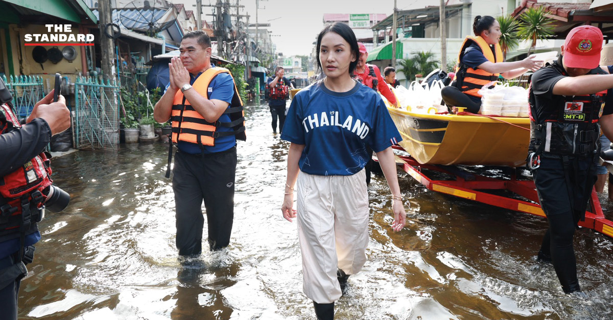 ภาพ สส.พรรคภูมิใจไทยและทีมงานกำลังแจกจ่ายข้าวกล่องช่วยเหลือผู้ประสบภัยน้ำท่วมในพื้นที่กรุงเทพฯ และปทุมธานี