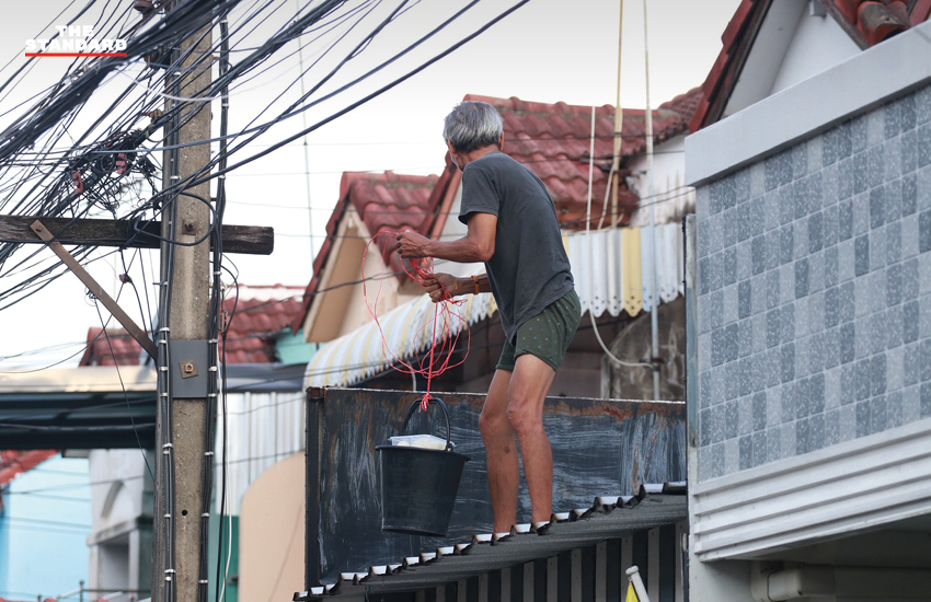 ภาพ สส.พรรคภูมิใจไทยและทีมงานกำลังแจกจ่ายข้าวกล่องช่วยเหลือผู้ประสบภัยน้ำท่วมในพื้นที่กรุงเทพฯ และปทุมธานี 3