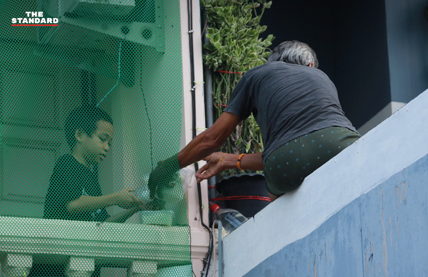 ภาพ สส.พรรคภูมิใจไทยและทีมงานกำลังแจกจ่ายข้าวกล่องช่วยเหลือผู้ประสบภัยน้ำท่วมในพื้นที่กรุงเทพฯ และปทุมธานี 4