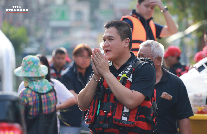 ภาพ สส.พรรคภูมิใจไทยและทีมงานกำลังแจกจ่ายข้าวกล่องช่วยเหลือผู้ประสบภัยน้ำท่วมในพื้นที่กรุงเทพฯ และปทุมธานี 6
