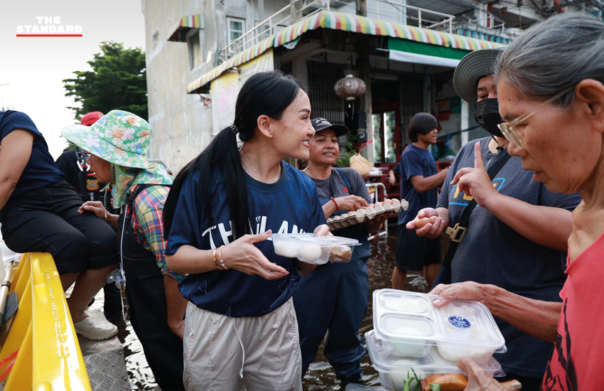 ภาพ สส.พรรคภูมิใจไทยและทีมงานกำลังแจกจ่ายข้าวกล่องช่วยเหลือผู้ประสบภัยน้ำท่วมในพื้นที่กรุงเทพฯ และปทุมธานี 7