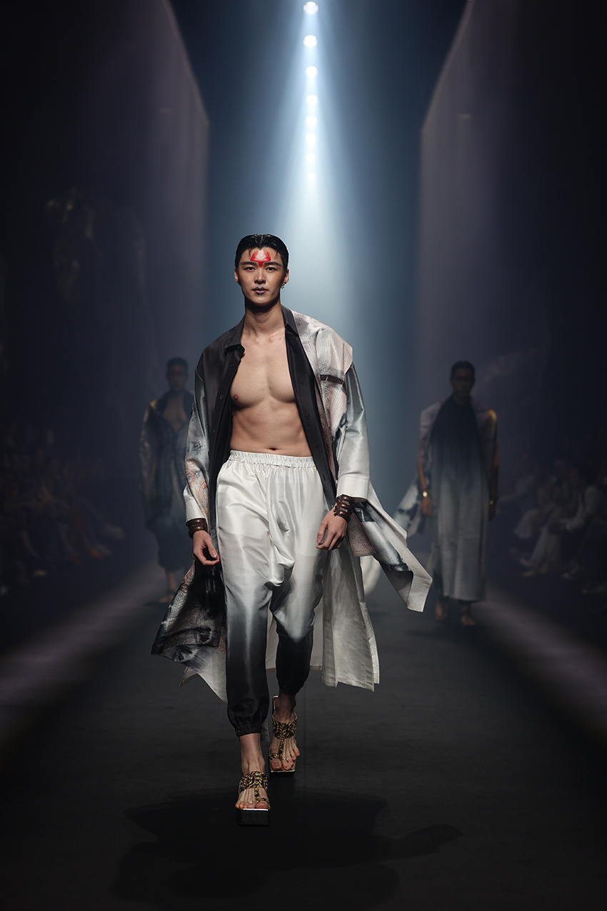 นางแบบเดินแบบบนรันเวย์ในงาน Bangkok International Fashion Week 2026 1