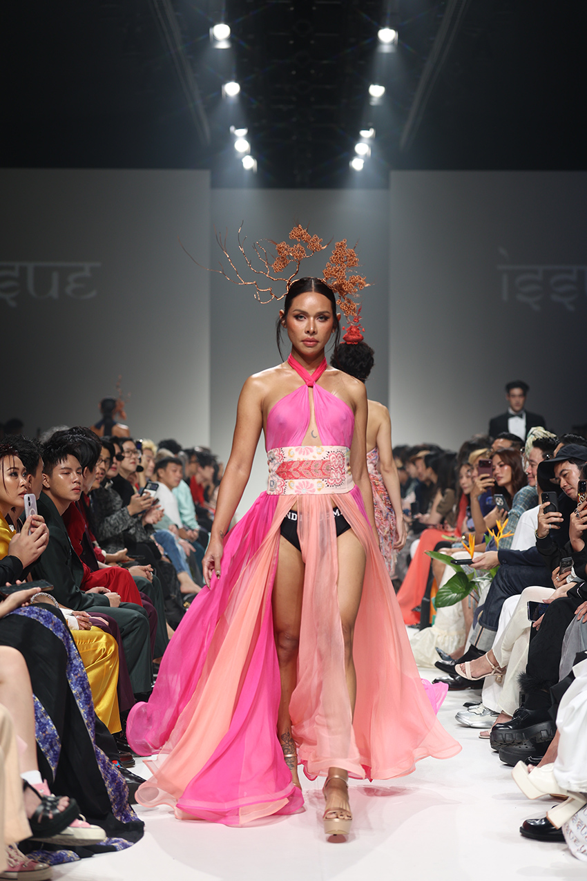 นางแบบเดินแบบบนรันเวย์ในงาน Bangkok International Fashion Week 2026 2