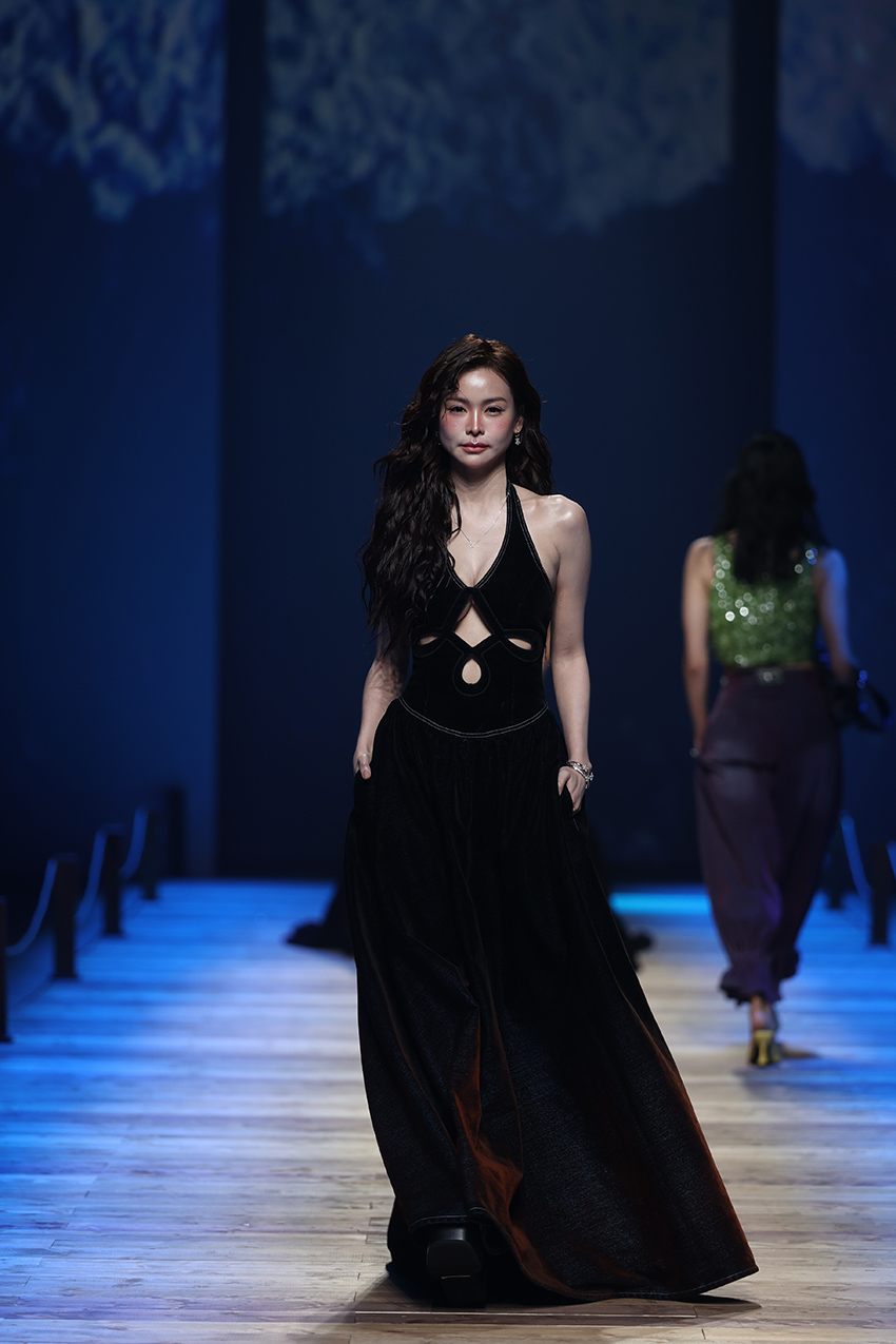 นางแบบเดินแบบบนรันเวย์ในงาน Bangkok International Fashion Week 2026 4