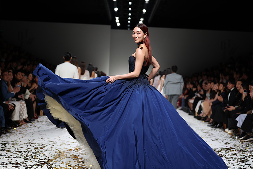 นางแบบเดินแบบบนรันเวย์ในงาน Bangkok International Fashion Week 2026 6