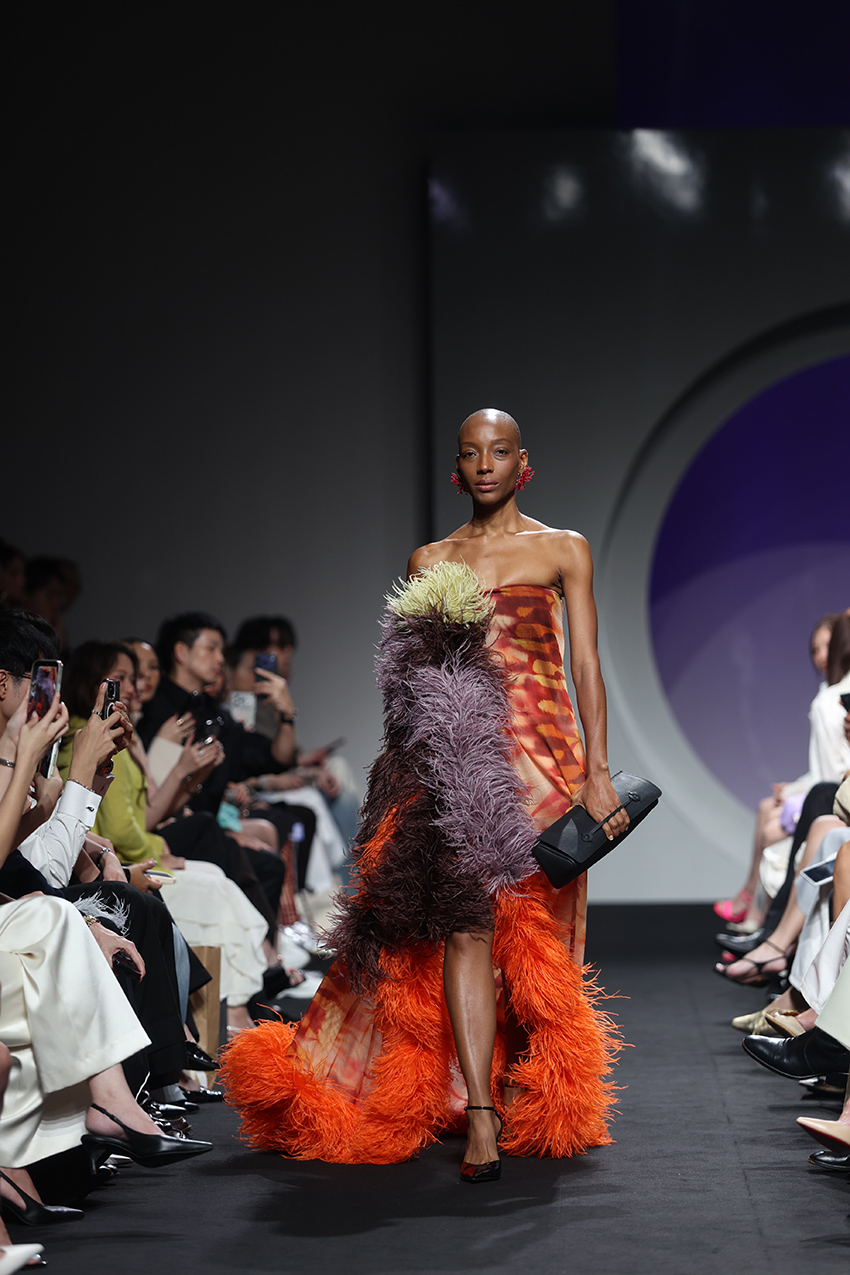 นางแบบเดินแบบบนรันเวย์ในงาน Bangkok International Fashion Week 2026 7