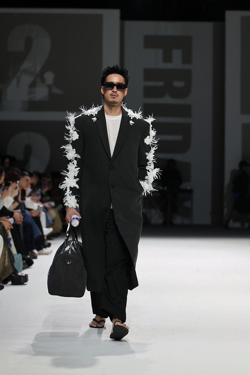 นางแบบเดินแบบบนรันเวย์ในงาน Bangkok International Fashion Week 2026 9