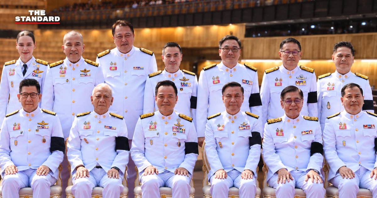 ภาพกลุ่ม สส. ฝ่ายค้านยื่นญัตติซักฟอกรัฐมนตรี 18 คน โดยมีอาคารรัฐสภาเป็นฉากหลัง