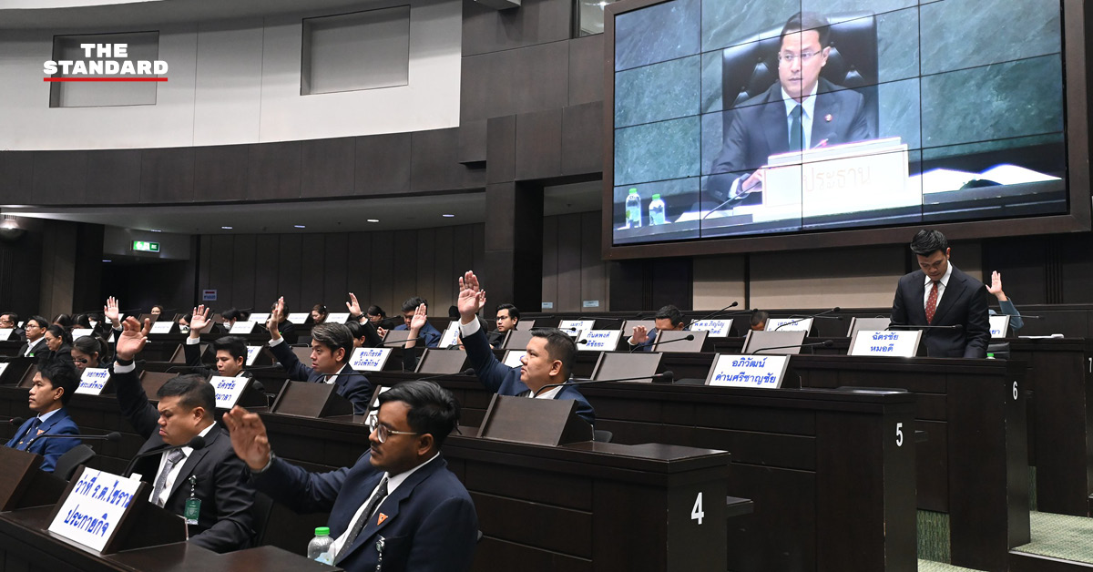 ภาพการประชุมสภากรุงเทพมหานคร โดยมีเจ้าหน้าที่และสมาชิกสภาฯ เข้าร่วม