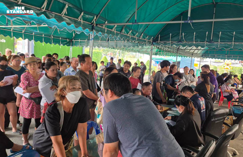 เจ้าหน้าที่กรุงเทพมหานครกำลังชี้แจงรายละเอียดเกี่ยวกับการจ่ายเงินเยียวยาน้ำท่วมแก่ประชาชน 5