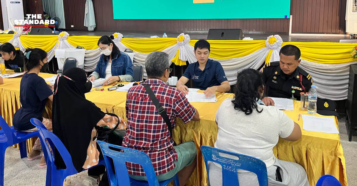 เจ้าหน้าที่กรุงเทพมหานครกำลังชี้แจงรายละเอียดเกี่ยวกับการจ่ายเงินเยียวยาน้ำท่วมแก่ประชาชน