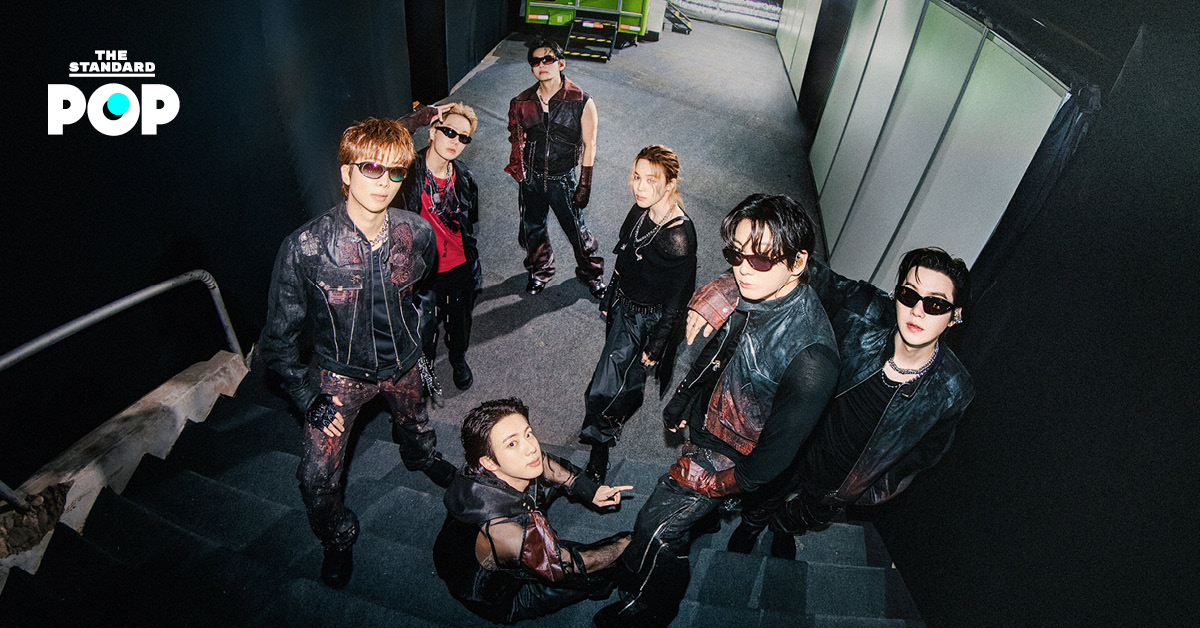 ภาพกลุ่มศิลปิน BTS กำลังแสดงคอนเสิร์ตบนเวที