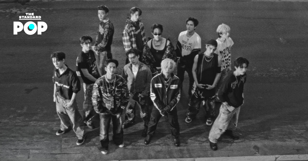 ภาพจากมิวสิกวิดีโอเพลง CHEST VOICE ของวง BUS ในโทนขาวดำ แสดงถึงโลก Gangster และรถแข่ง