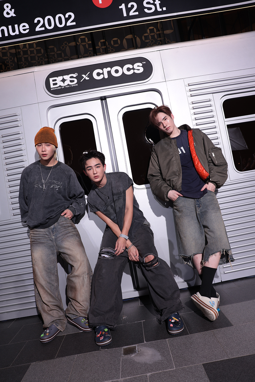 สมาชิกวง BUS Because of You I Shine ถ่ายแบบร่วมกับรองเท้า Crocs ในแคมเปญ Do Your Thing 3