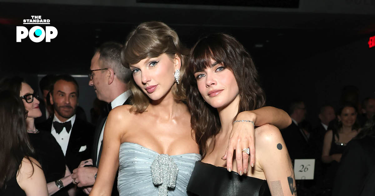 Taylor Swift และ Cara Delevingne ถ่ายภาพร่วมกันในงานของ Academy Museum