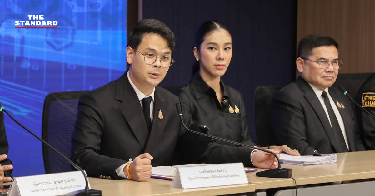 ไชยชนก ชิดชอบ รัฐมนตรีว่าการกระทรวงดิจิทัลเพื่อเศรษฐกิจและสังคม กำลังให้สัมภาษณ์สื่อมวลชน