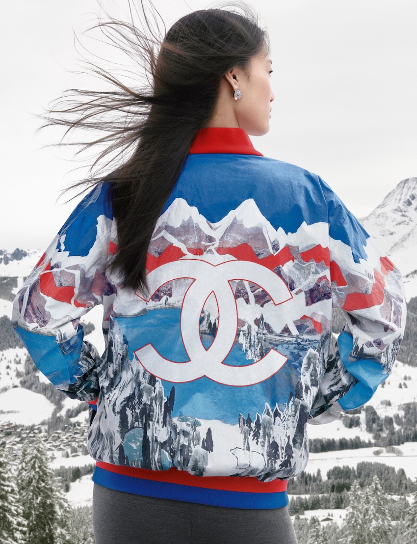 นางแบบในชุดจากคอลเล็กชัน CHANEL Coco Neige 2026 สำหรับฤดูหนาว 2