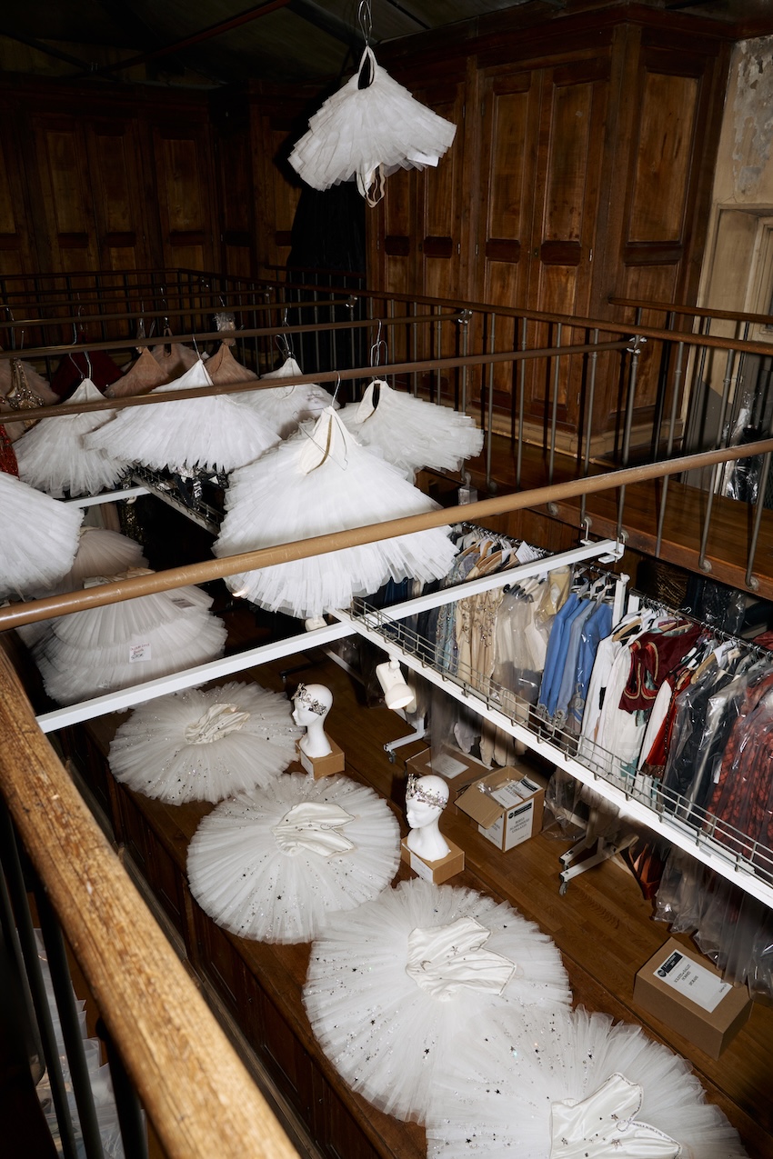 ภาพนักบัลเลต์สวมชุดที่ออกแบบโดย CHANEL สำหรับงาน Paris Opera 3