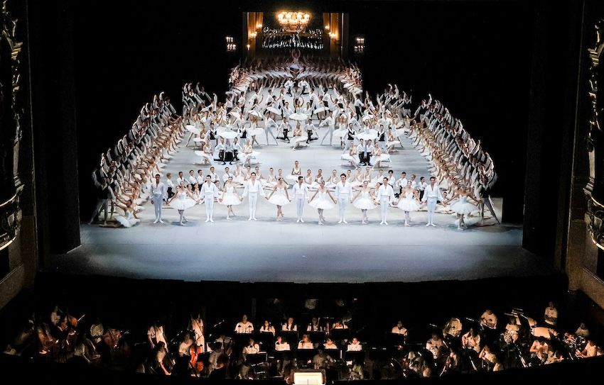 ภาพนักบัลเลต์สวมชุดที่ออกแบบโดย CHANEL สำหรับงาน Paris Opera 4