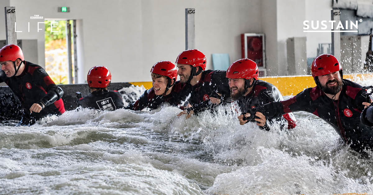 ผู้เข้าร่วมฝึกเผชิญสถานการณ์จำลองภัยพิบัติที่ศูนย์ Lvxing Disaster Simulation Training Center ในเมืองหางโจว