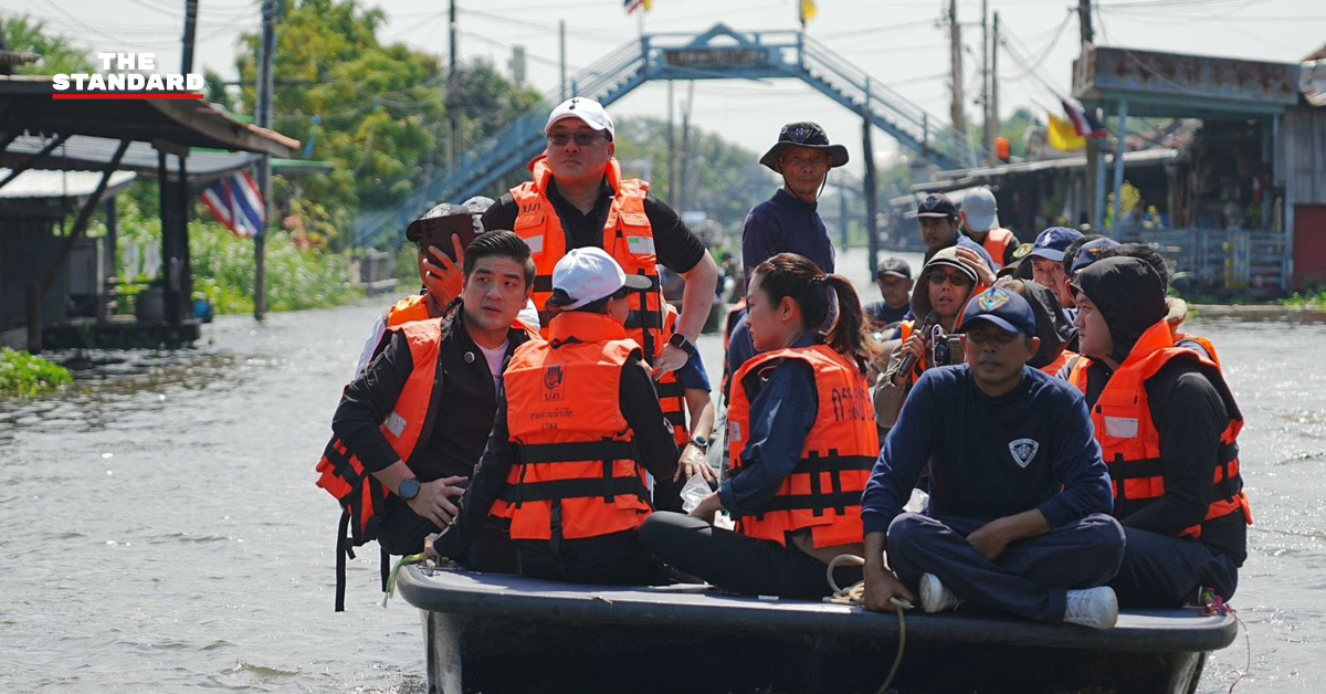 จุลพันธ์ อมรวิวัฒน์ และทีมงานพรรคเพื่อไทยลงเรือมอบถุงยังชีพช่วยเหลือผู้ประสบภัยน้ำท่วมที่ฉะเชิงเทรา