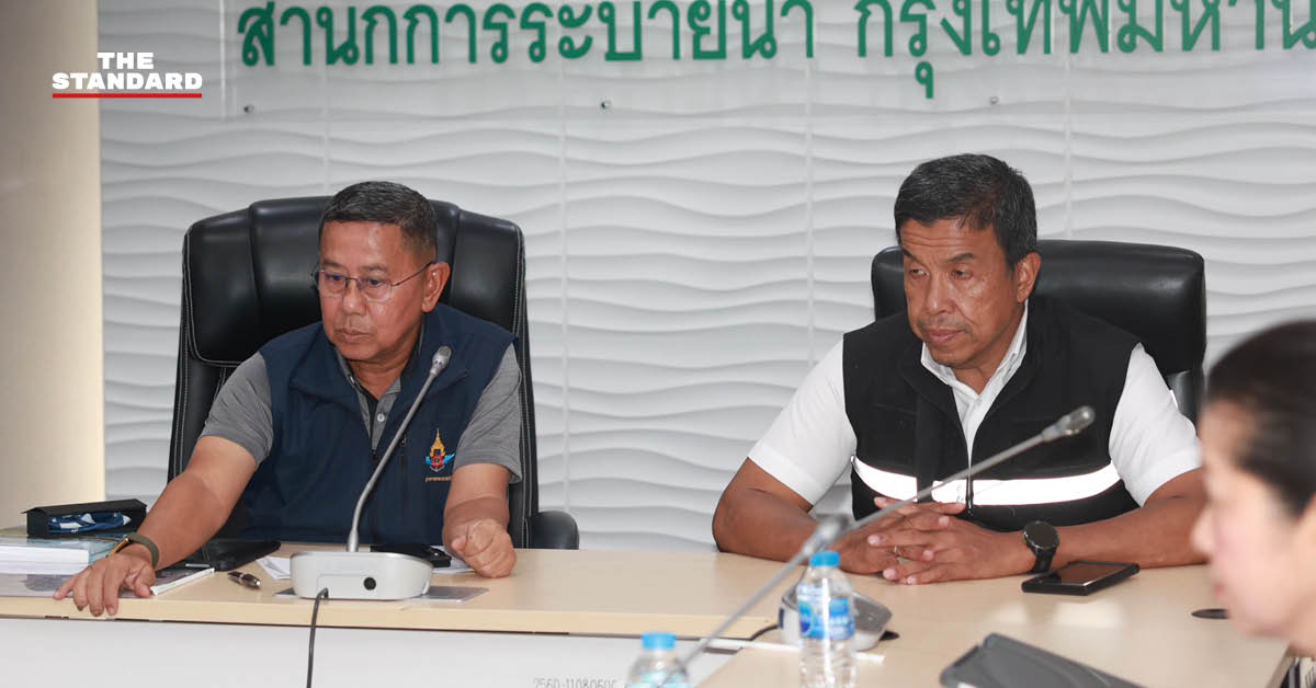 ภาพ พล.ท. อดุลย์ บุญธรรมเจริญ รัฐมนตรีว่าการกระทรวงกลาโหม และ ชัชชาติ สิทธิพันธุ์ ผู้ว่าฯ กทม. ร่วมประชุมติดตามสถานการณ์น้ำท่วม