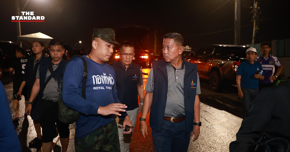 รัฐมนตรีว่าการกระทรวงกลาโหมและปลัดกรุงเทพมหานครลงพื้นที่ติดตามสถานการณ์น้ำท่วมเคหะร่มเกล้า 33