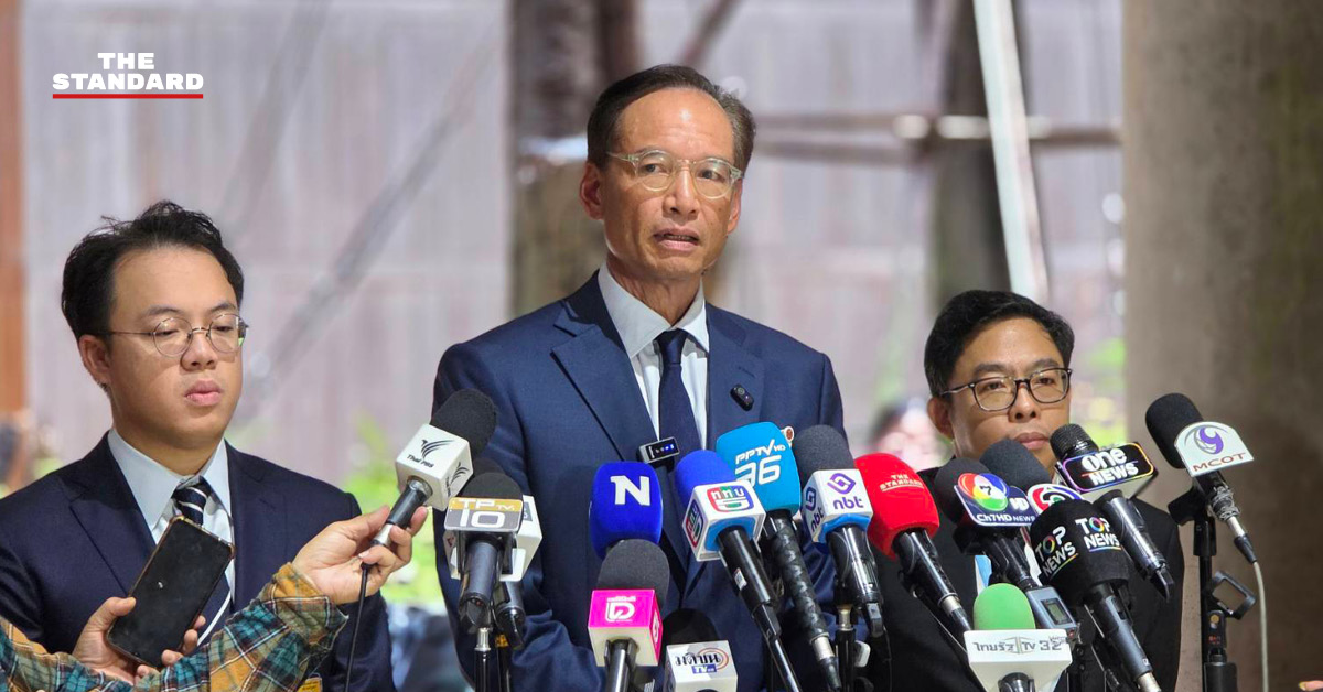 กรณ์ จาติกวณิช และแกนนำพรรคประชาธิปัตย์แถลงข่าวคัดค้านเกณฑ์โซลาร์รูฟท็อปที่รัฐสภา