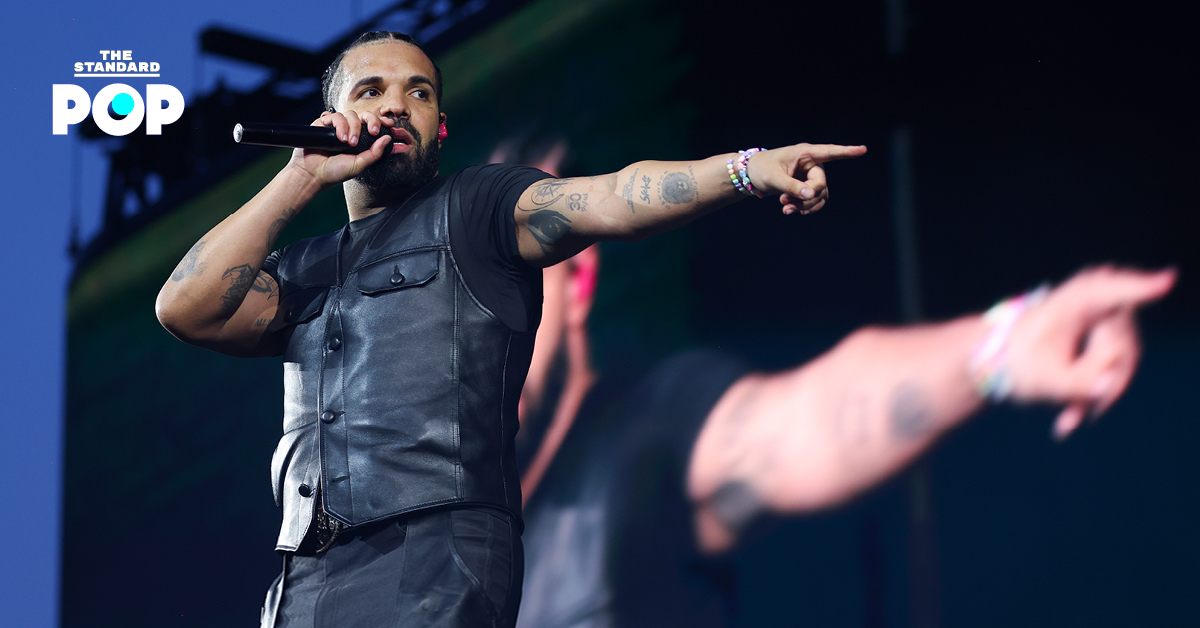 Drake กำลังแสดงสดบนเวที