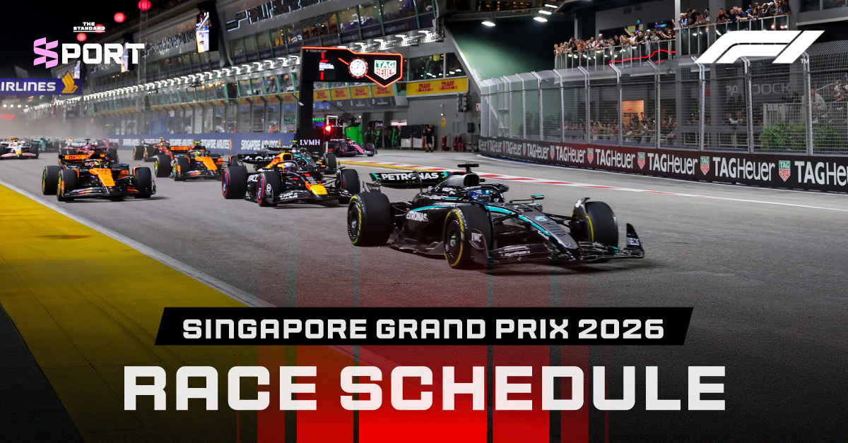 ภาพรถแข่ง F1 กำลังวิ่งในสนาม Marina Bay Street Circuit ในการแข่งขัน Singapore Grand Prix ยามค่ำคืน