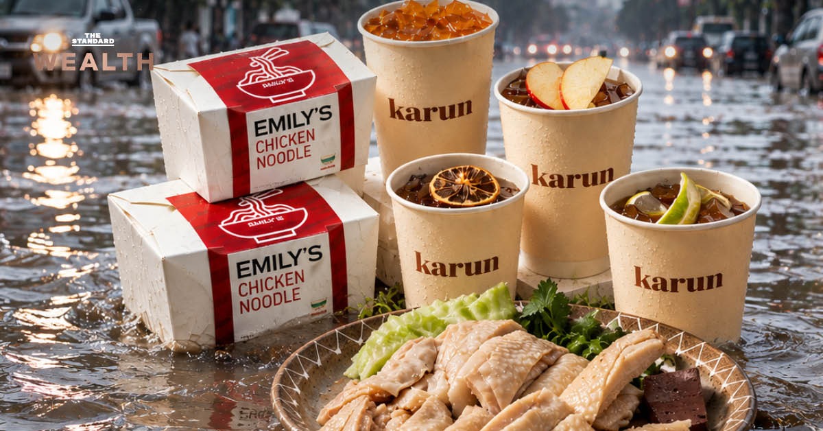 ภาพกราฟิกผสมผสานโลโก้แบรนด์ KARUN, EMILY'S และหอมมันข้าวมันไก่ บนพื้นหลังน้ำท่วม แสดงถึงผลกระทบต่อธุรกิจ SME