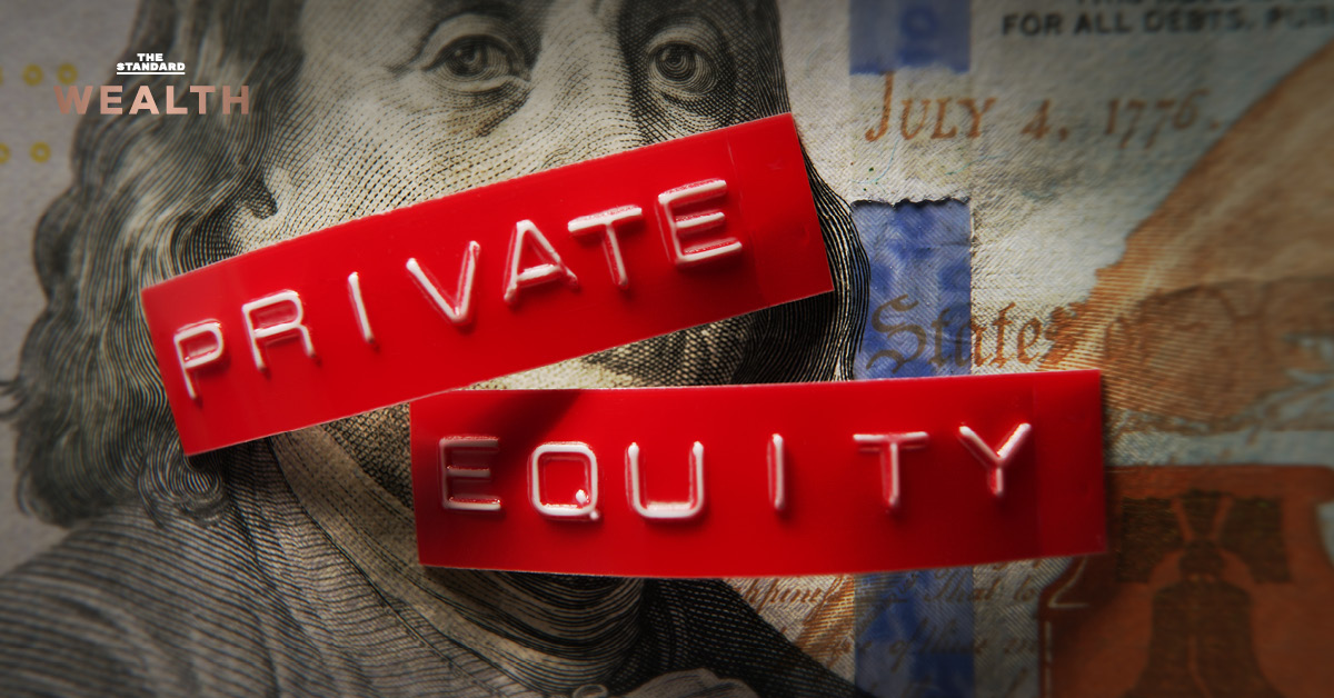ป้ายข้อความ Private Equity สีแดงบนพื้นหลังสีขาวสะท้อนแนวคิดการลงทุน