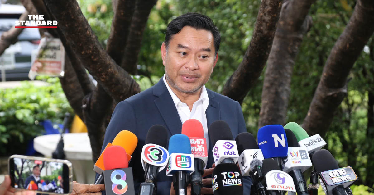 โฆษกรัฐบาลกำลังแถลงข่าวเกี่ยวกับประเด็นการแก้ไขกฎหมายไทยพีบีเอส
