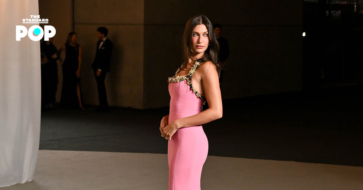 Hailey Bieber ในชุดราตรียาวสั่งตัดพิเศษสีชมพู Cotton Candy จาก CHANEL ที่งาน Academy Museum Gala 2026