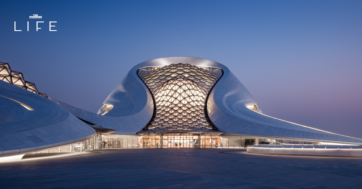ภาพมุมสูงของ Harbin Opera House โรงละครสีขาวรูปทรงโค้งคล้ายภูเขาหิมะ ตั้งอยู่ริมแม่น้ำ Songhua ในเมืองฮาร์บิน ประเทศจีน