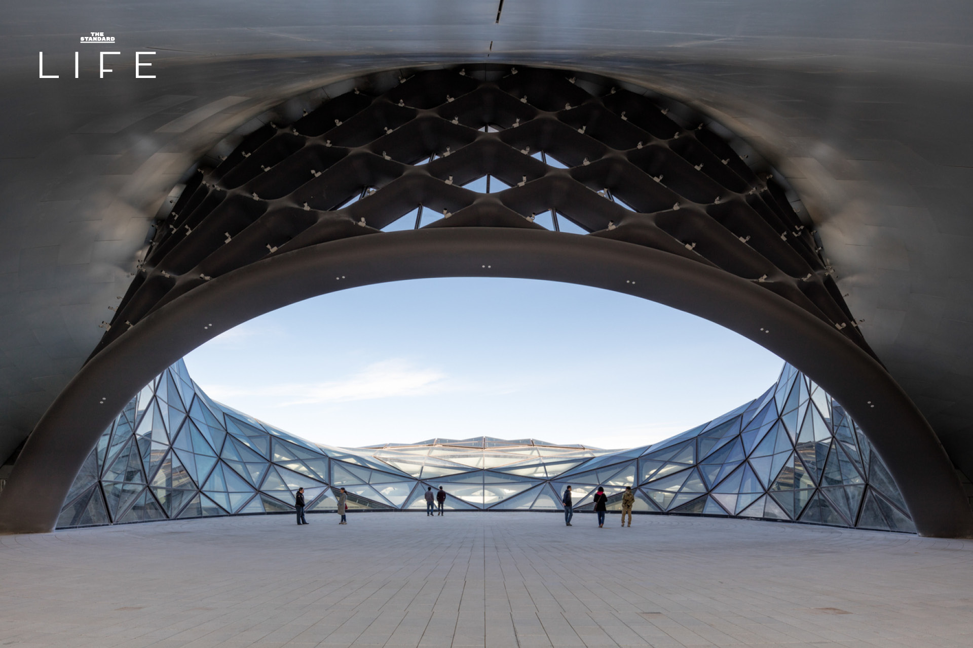 ภาพมุมสูงของ Harbin Opera House โรงละครสีขาวรูปทรงโค้งคล้ายภูเขาหิมะ ตั้งอยู่ริมแม่น้ำ Songhua ในเมืองฮาร์บิน ประเทศจีน 10