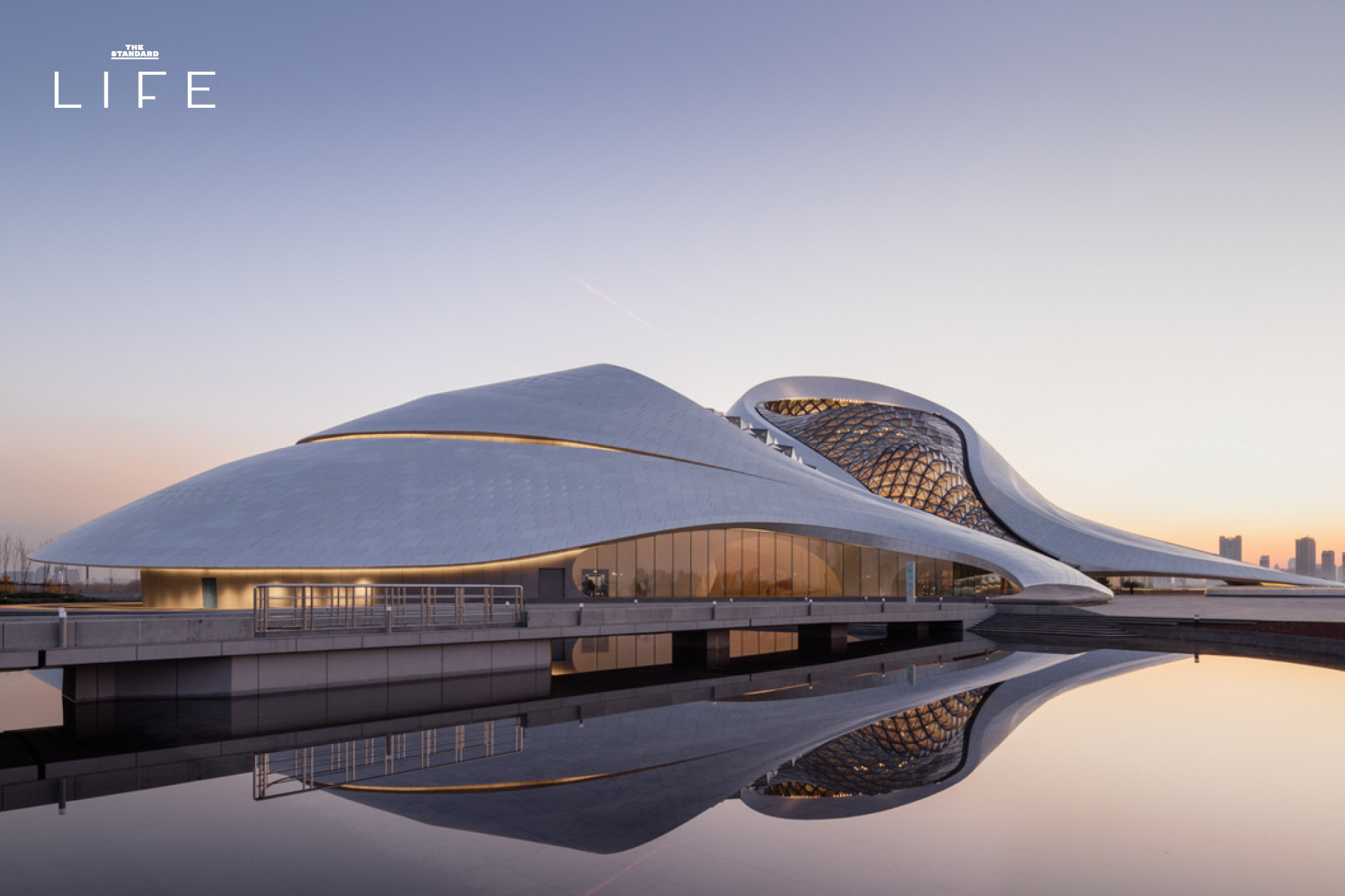 ภาพมุมสูงของ Harbin Opera House โรงละครสีขาวรูปทรงโค้งคล้ายภูเขาหิมะ ตั้งอยู่ริมแม่น้ำ Songhua ในเมืองฮาร์บิน ประเทศจีน 3