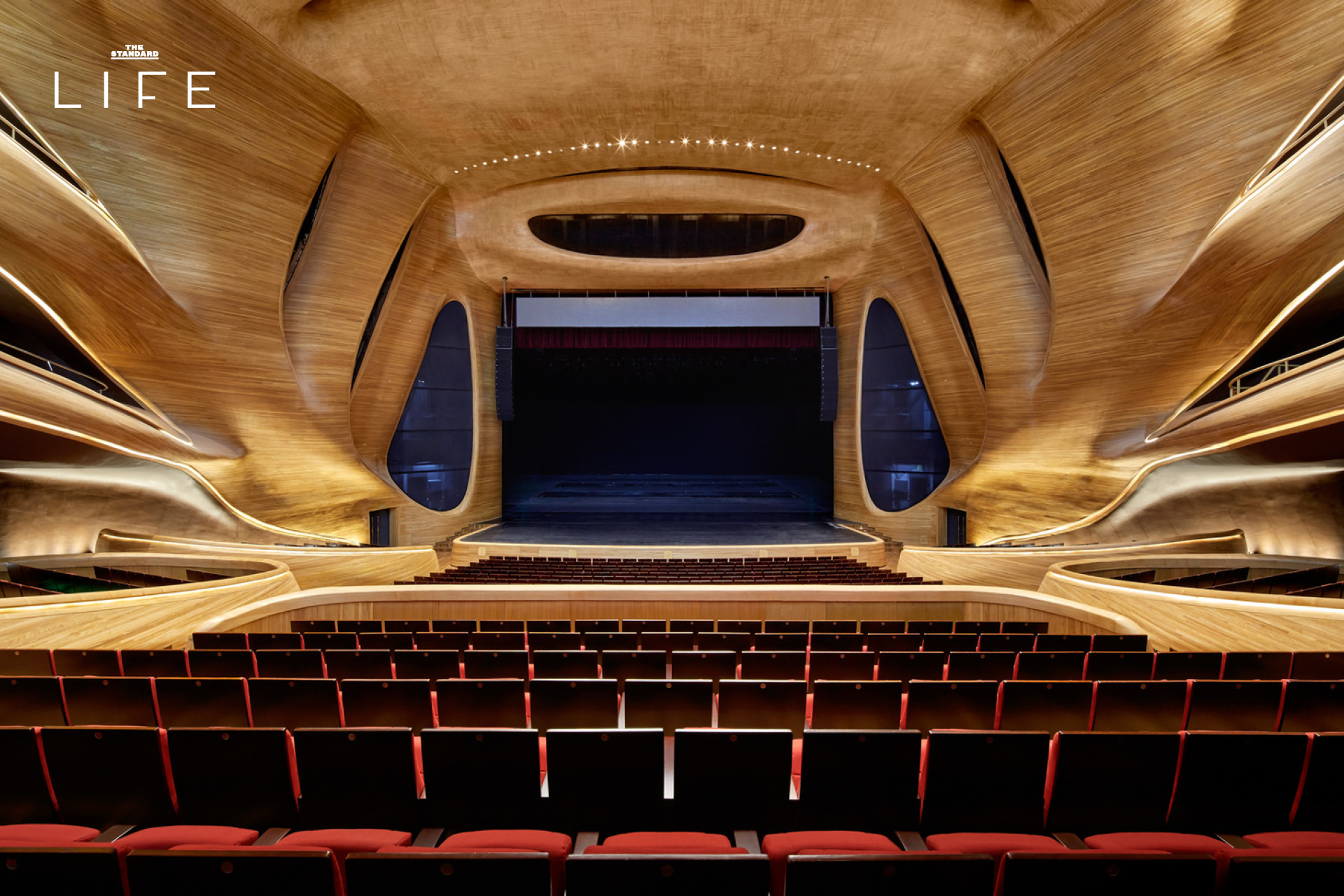 ภาพมุมสูงของ Harbin Opera House โรงละครสีขาวรูปทรงโค้งคล้ายภูเขาหิมะ ตั้งอยู่ริมแม่น้ำ Songhua ในเมืองฮาร์บิน ประเทศจีน 6