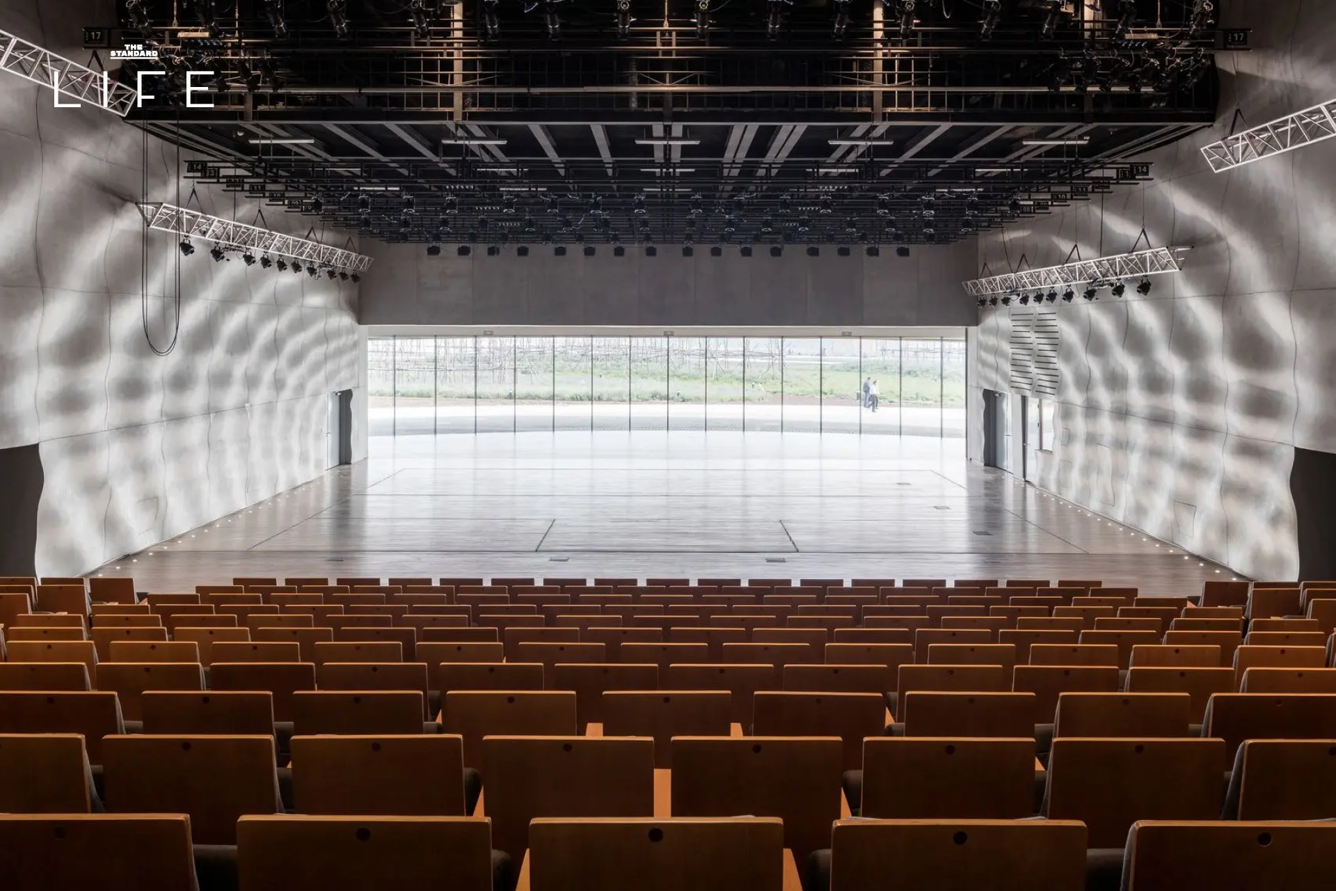 ภาพมุมสูงของ Harbin Opera House โรงละครสีขาวรูปทรงโค้งคล้ายภูเขาหิมะ ตั้งอยู่ริมแม่น้ำ Songhua ในเมืองฮาร์บิน ประเทศจีน 8