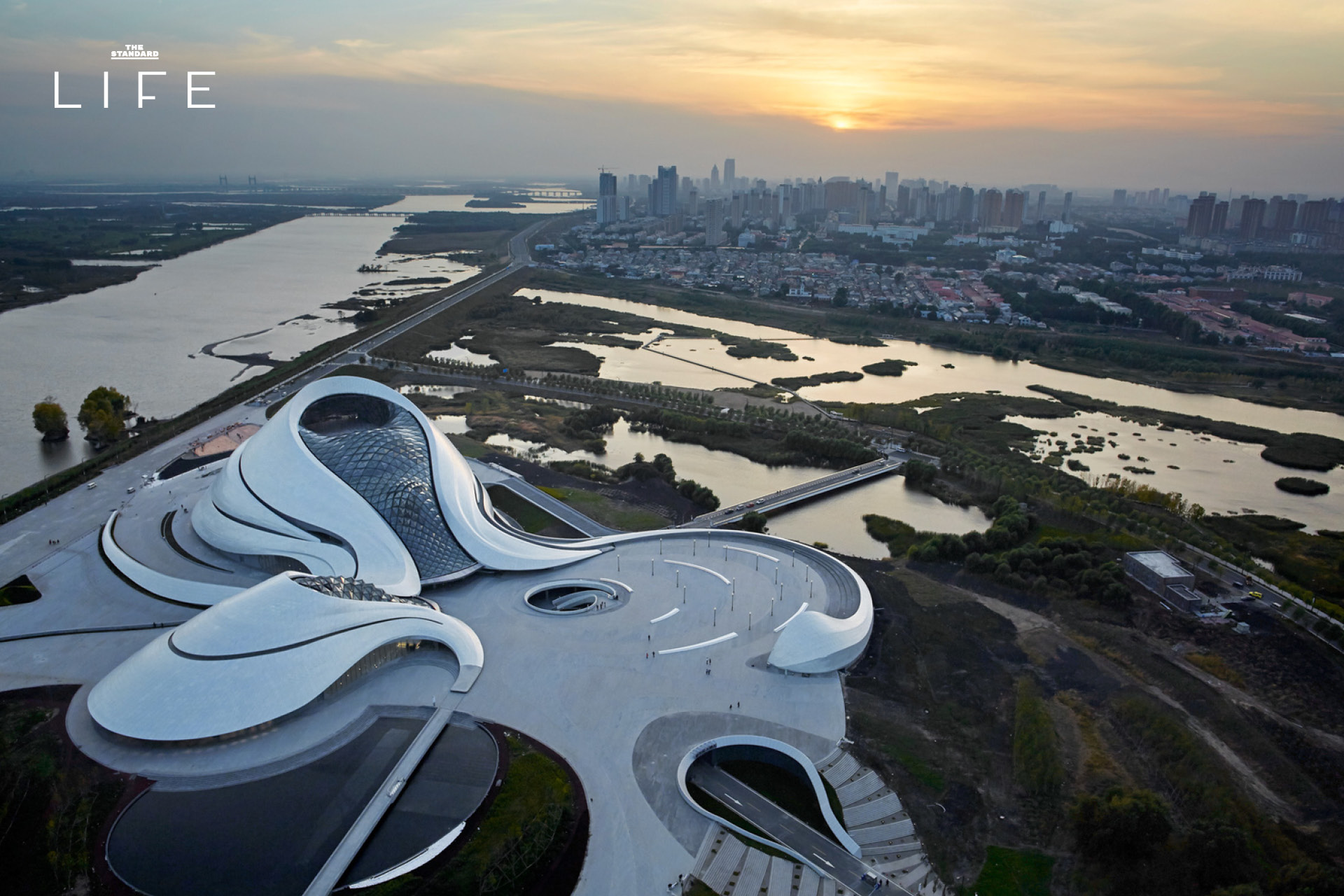 ภาพมุมสูงของ Harbin Opera House โรงละครสีขาวรูปทรงโค้งคล้ายภูเขาหิมะ ตั้งอยู่ริมแม่น้ำ Songhua ในเมืองฮาร์บิน ประเทศจีน 9