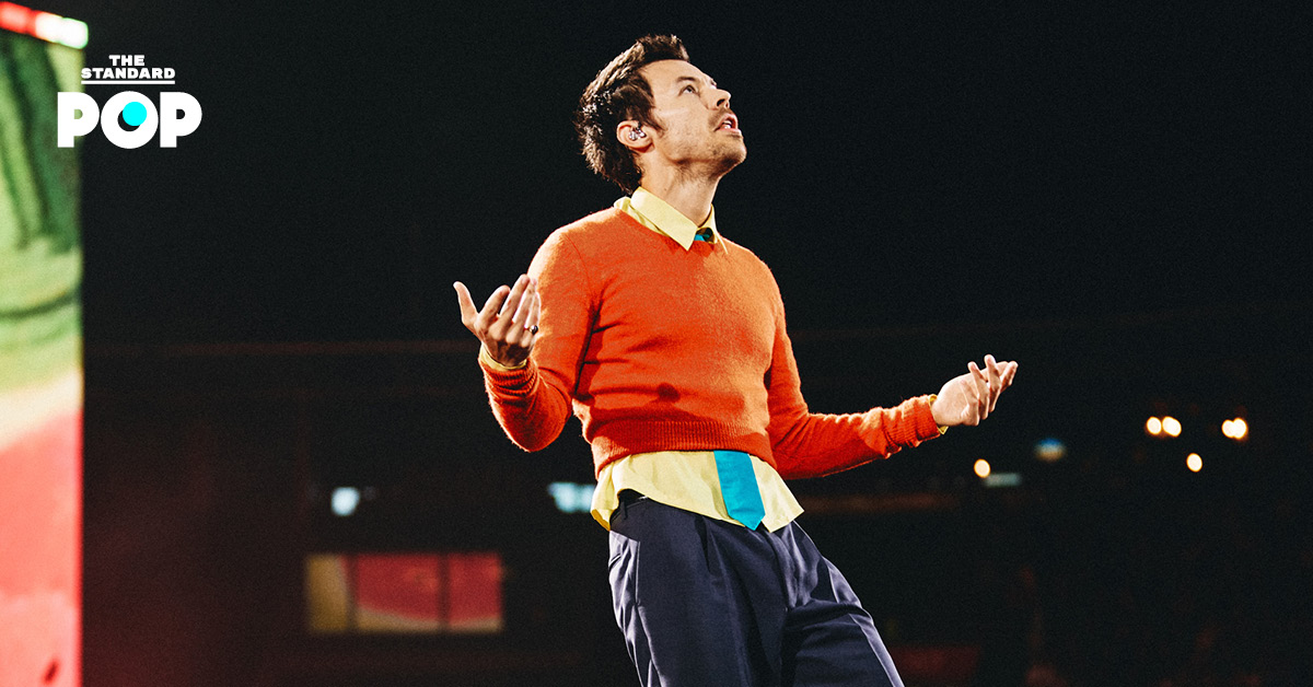 Harry Styles กำลังแสดงคอนเสิร์ตบนเวที