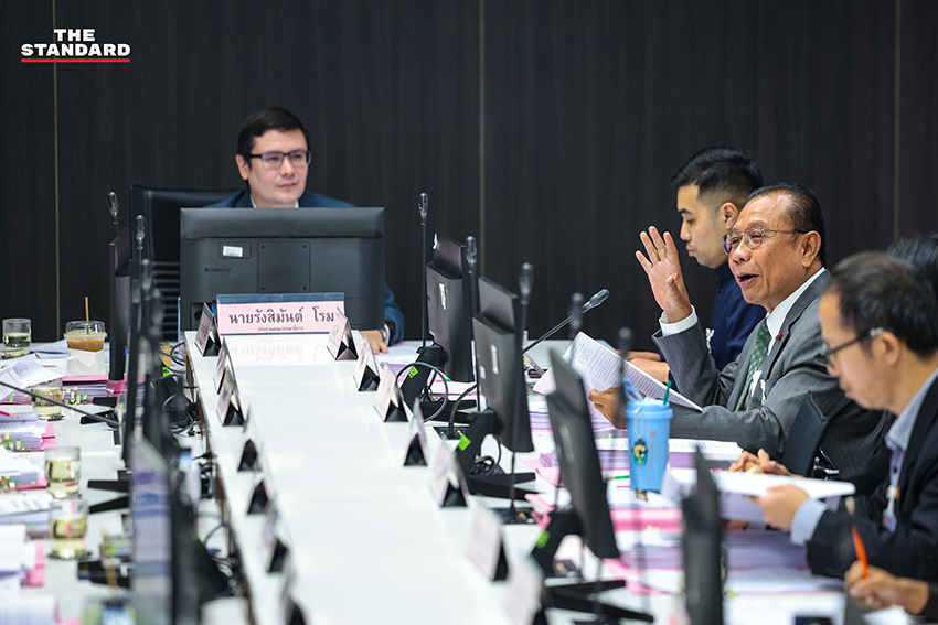 ภาพ รังสิมันต์ โรม ประธาน กมธ.กฎหมายฯ ระหว่างการประชุม 10