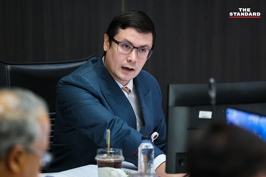 ภาพ รังสิมันต์ โรม ประธาน กมธ.กฎหมายฯ ระหว่างการประชุม 2