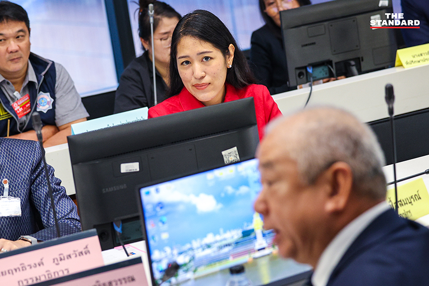 ภาพ รังสิมันต์ โรม ประธาน กมธ.กฎหมายฯ ระหว่างการประชุม 4