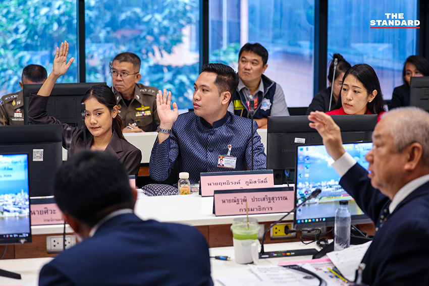 ภาพ รังสิมันต์ โรม ประธาน กมธ.กฎหมายฯ ระหว่างการประชุม 7