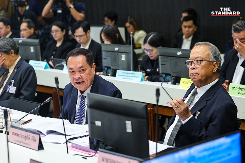 ภาพ รังสิมันต์ โรม ประธาน กมธ.กฎหมายฯ ระหว่างการประชุม 9