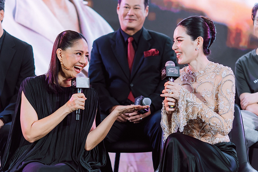 ภาพนักแสดงและผู้กำกับภาพยนตร์ คุณยายวรนาฏ (INHERIT) บนเวทีงานแถลงข่าว 5