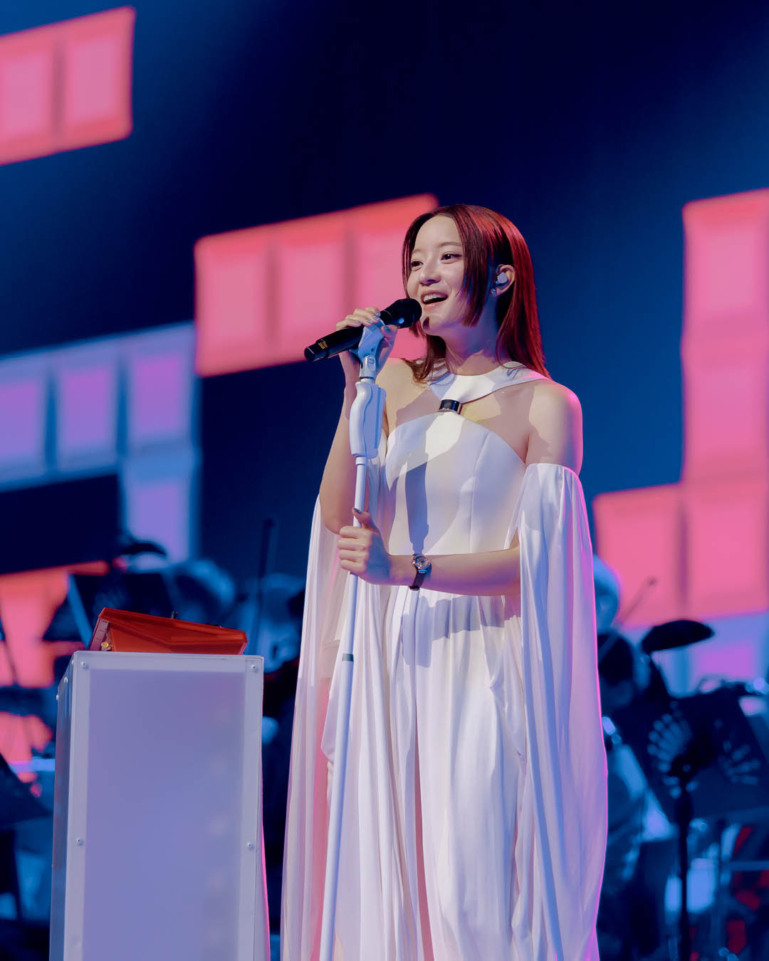 อิ้งค์ วรันธร ทำหน้าที่คอนดักเตอร์นำวงดนตรีในคอนเสิร์ต INK WARUNTORN Synthphony Concert 2