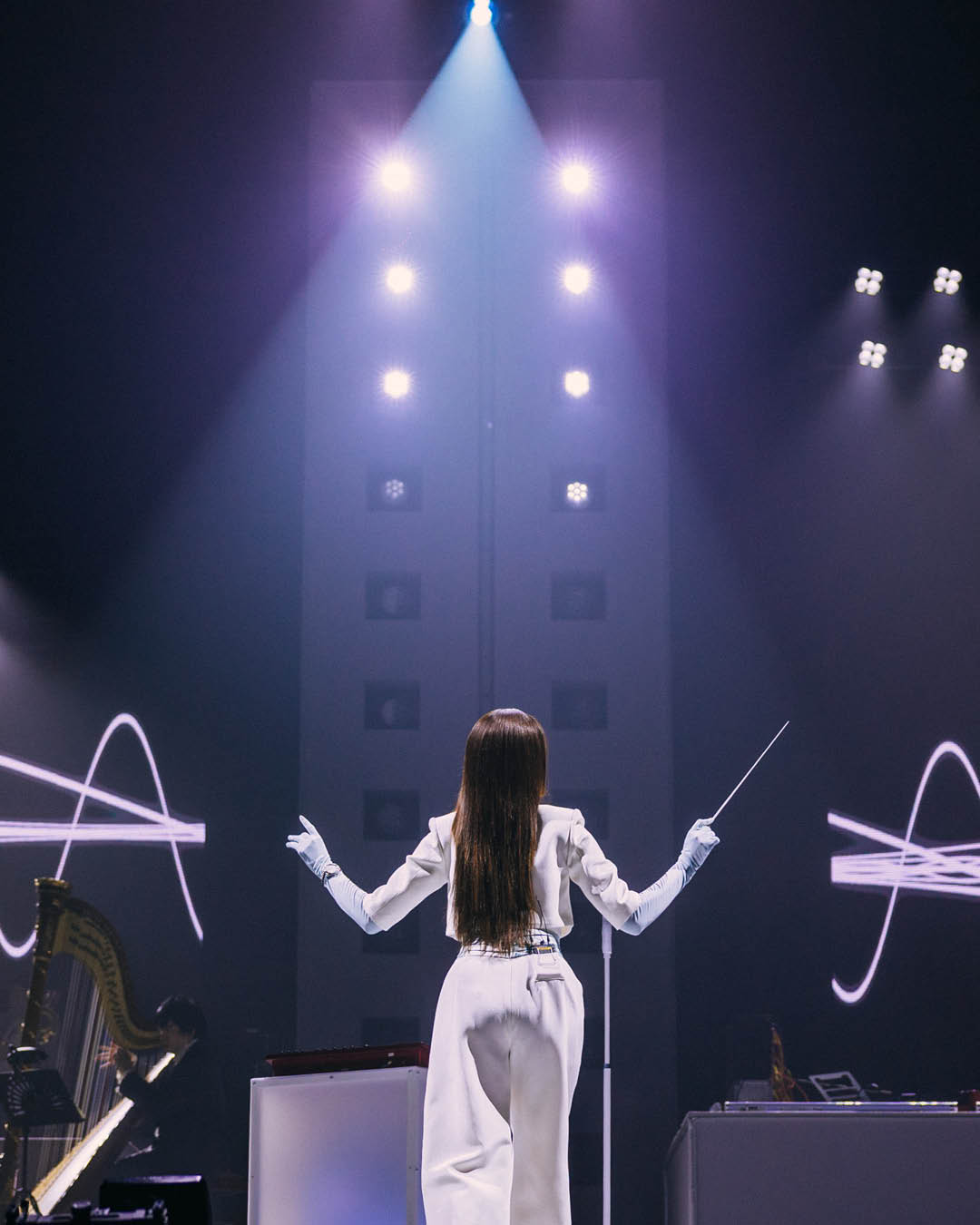 อิ้งค์ วรันธร ทำหน้าที่คอนดักเตอร์นำวงดนตรีในคอนเสิร์ต INK WARUNTORN Synthphony Concert 4