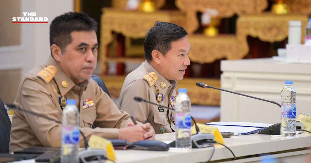 อรรษิษฐ์ สัมพันธรัตน์ ปลัดกระทรวงมหาดไทย ขณะให้สัมภาษณ์สื่อมวลชน